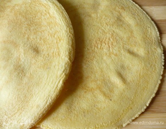 Испечь из перечисленных продуктов омлетный блинчик,охладить.У меня двойная порция,я готовила сразу два рулета из двух грудок.Сковородка диаметром 18см.