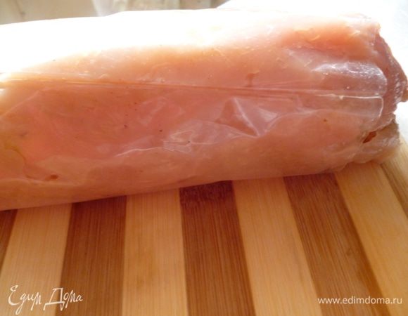 И теперь с помощью пленки аккуратно свертываем рулет:начинаем с той части мяса где начинка,а затем заворачиваем дальше в мясо без начинки(сверху будет мясной слой потолще.Формуем плотную колбаску.