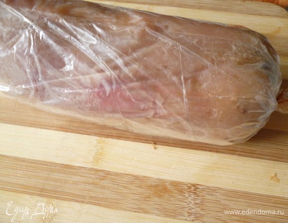 Теперь есть два варианта:Можно плотно завернуть рулет в пищевую пленку(по возможности выдавить весь воздух).Или плотно завернуть в пакет для запекания(я поступила именно так).Выдавить из пакета воздух плотно упаковать и перевязать нитками свободный конец пакета сначала у самого рулета,а затем еще раз,чтобы не попадала вода во время варки.