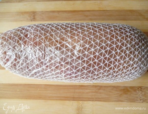 Затем помещаем наш рулет в медицинскую бинт-сеточку,концы сеточки завязываем узлом .Упакованный таким образом рулет сохранит свою форму и пленка или пакет не будет разворачиваться.