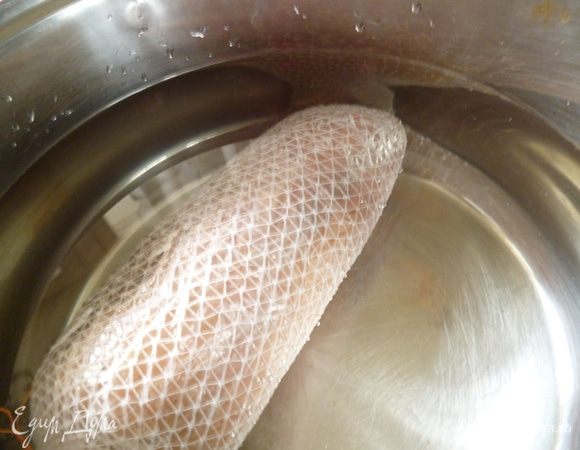 Помещаем рулет в кастрюлю,наливаем холодную воду,что бы она покрыла рулет на 1-2см,ставим на средний огонь и,как только появятся первые признаки кипения,убавляем огонь до минимума и варим рулет 1час 30минут под приоткрытой крышкой.Затем выключаем огонь и даем рулету остыть в воде.