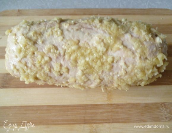 Остывший рулет освобождаем от оболочки и теперь есть два варианта:можно просто завернуть в бумагу и положить на час в холодильник.А можно натереть толченым с солью чесноком.