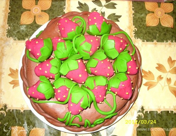 Соединить яйца, сахар, ванильный сахар, сметану, маргарин....взбить до однородной массы. Просеять муку с разрыхлителем. Замесить тесто до консистенции густой сметаны. Вылить в форму, выпекать 1 час при 180оС.
Готовую основу остудить, разрезать на пополам и промазать любимым вареньем!!!!!
Все остальное ВАША ФАНТАЗИЯ.... 