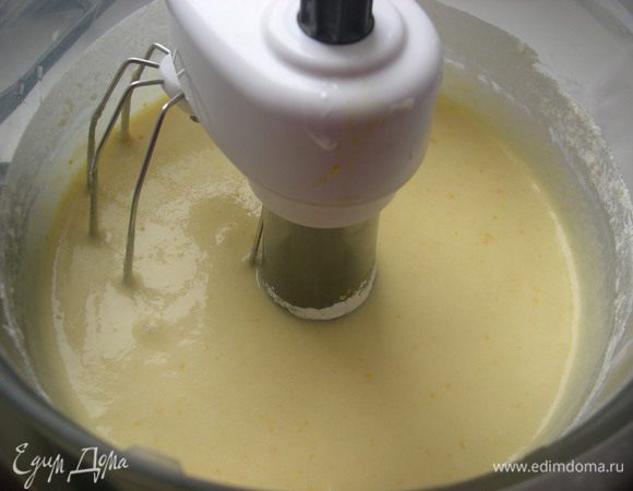 Отдельно перемешиваем манку, муку, разрыхлитель и ваниль, взбивая добавляем первое во второе + сок + цедру.