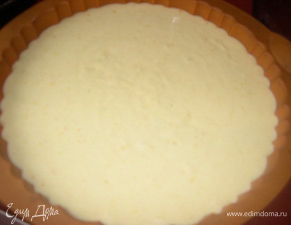 Форму смазываем маслом, посыпаем мукой и наливаем тесто.