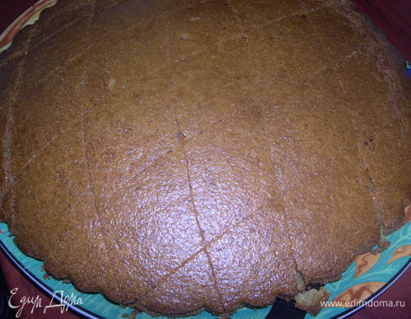 Пирог разрезать ромбиками, и залить теплым сиропом.