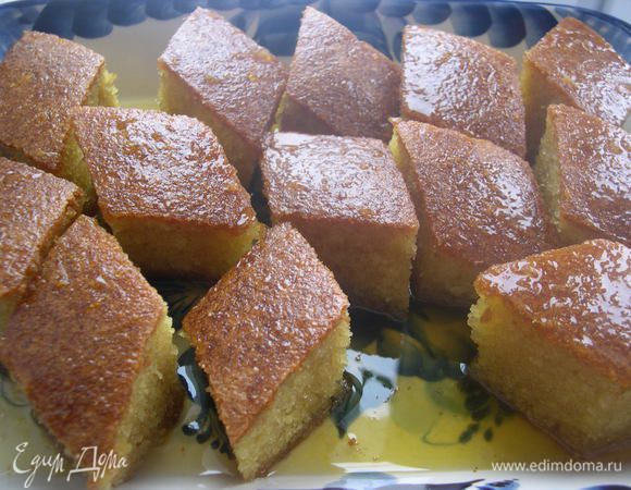 После того как пирог полностью впитает сироп, а он впитается-это точно и остынет, аккуратно разложить ромбики на блюдо.