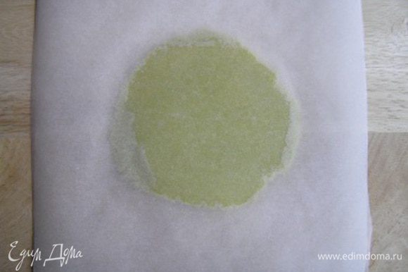 Марципан раскатать между двух кусочков бумаги для выпечки (чтобы не прилипал) или посыпать поверхность сахарной пудрой, толщиной 1-1,5 мм.