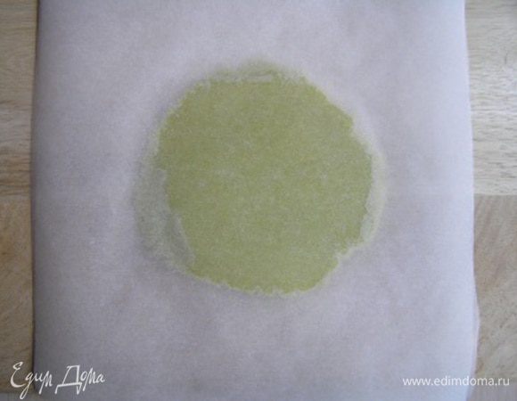 Марципан раскатать между двух кусочков бумаги для выпечки (чтобы не прилипал) или посыпать поверхность сахарной пудрой, толщиной 1-1,5 мм.