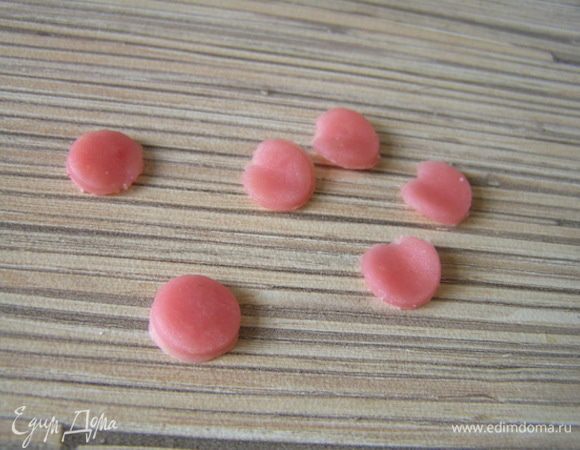 Вырезать кружочки диаметром около 1 см, слегка изогнуть края с двух сторон, сделав будущие лепестки.