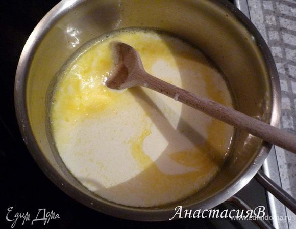 В кастрюле растопите сливочное масло, добавьте муку. Затем влейте сливки, 5 минут готовьте на слабом огне.