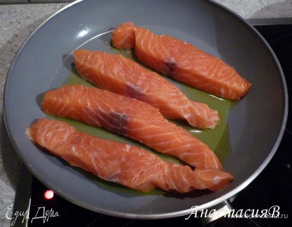 Семгу промокните бумажным полотенцем, обжарьте в горячем масле по 1–2 минуты с каждой стороны.