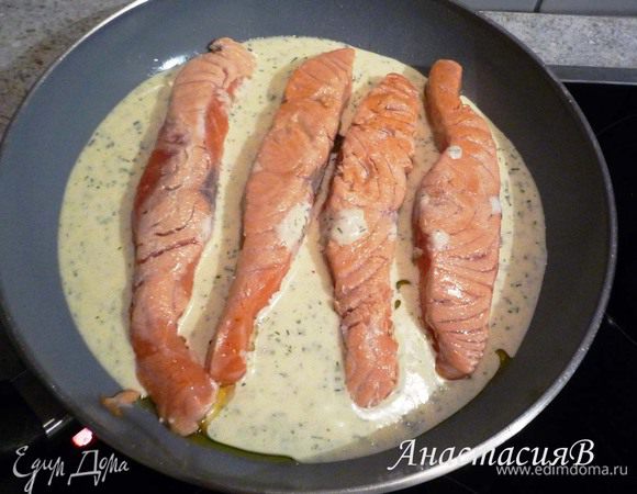 Приправьте сливочный соус травами, добавьте лимонный сок, соль, перец. Влейте соус к семге и томите 8–10 минут.