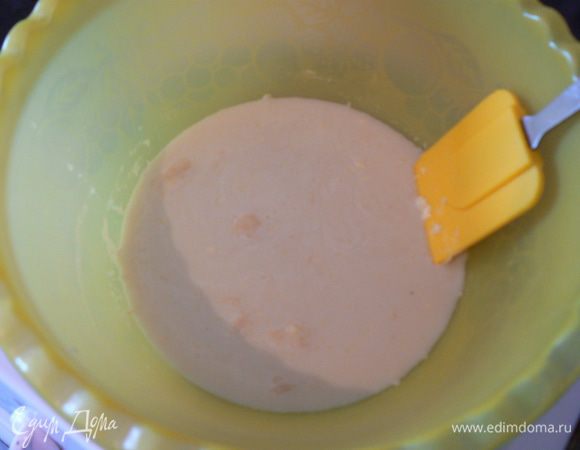 В теплом молоке распустить дрожжи, добавив немного сахара от общего количества и пару ложек  муки, хорошо перемешать, прикрыть и оставить на 10 минут. 