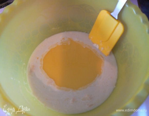 Масло растопить, остудить, добавить к молочно-дрожжевой смеси 