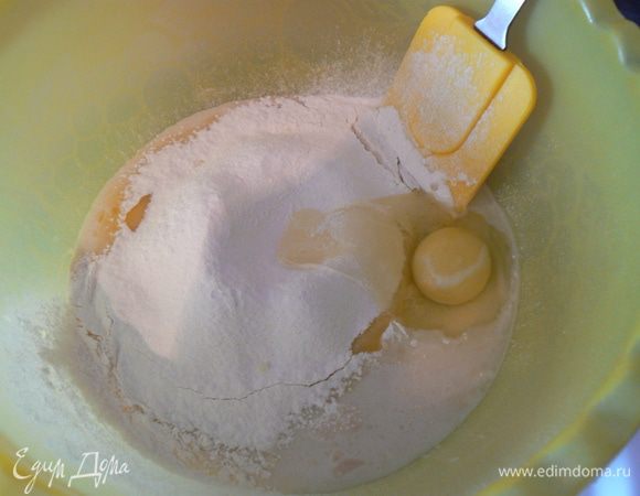 просеиваем муку частями(всю муку сразу не добавляйте), оставшийся сахар, яйцо, соль, 