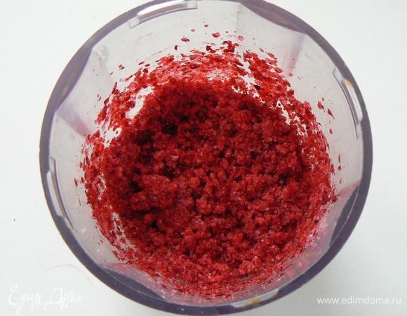 ЯГОДНАЯ НАЧИНКА:
В блендере перемалываем ягоды с сахаром и крахмалом