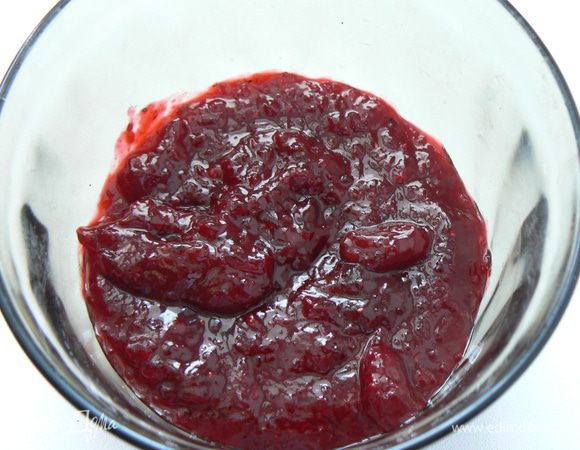 Ставим на плиту и проварить на среднем огне 1 минуту.(смесь должна загустеть)