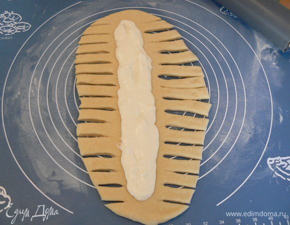 Подошедшее тесто делим на три части,раскатываем,разрезаем..
кладем творожную начинку..