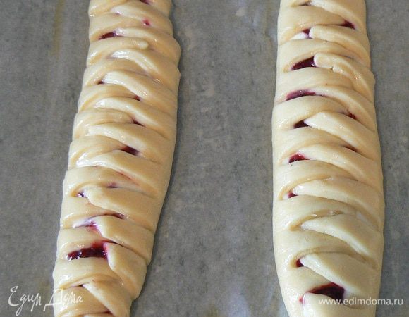 выкладываем наши косички на противень с пекарской бумагой. Взбиваем желток с молоком. Смазываем  косички.Накрываем и даем отдохнуть в тепле мин 15-20.