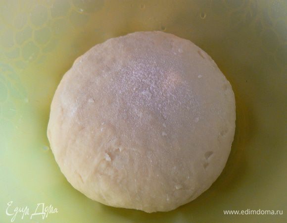  и замешиваем гладкое, не липнущее к рукам, тесто. Оставляем его примерно на 1 час в теплом месте.
Муки может и больше уйти.