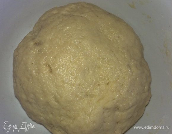 Смешать тан и сахар, добавить соду и растительное масло. Постепенно ввести муку и замесить тесто - оно получается изумительное: мягкое, нежное, податливое, с ним очень приятно работать.