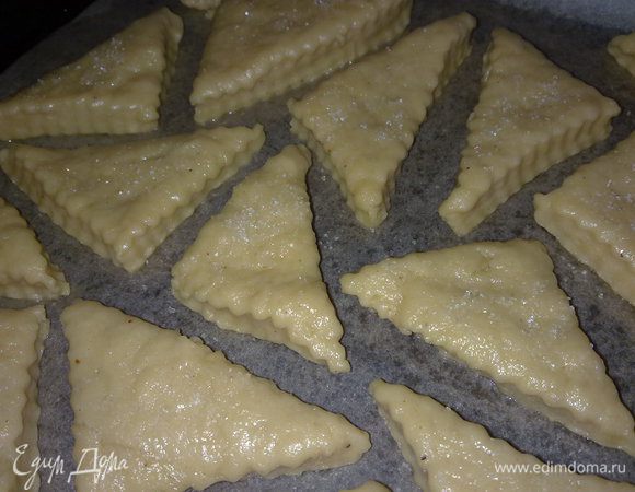 Дать тесту отдохнуть минут 30. 
После - раскатать толщиной в 1 см, вырезать фигурки (у меня получились треугольнички), выложить их на застеленный  смазанным пергаментом противень, чуть присыпать сверху сахаром.