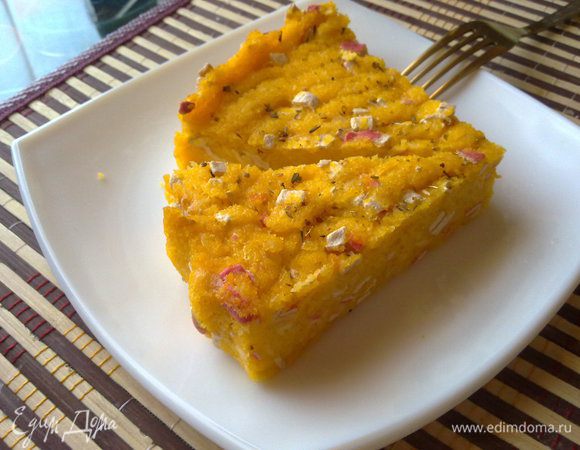 выключить огонь. В горячую поленту добавить, вмешать порезанное мелко крабовое мясо и натёртый на крупной тёрке сыр. Хорошенько вымешать, выложить в смазанную форму и запечь в духовке минут 15, при 250 градусах. 
Сверху посыпать сушёной зеленью (у меня - орегано).
Приятного аппетита!