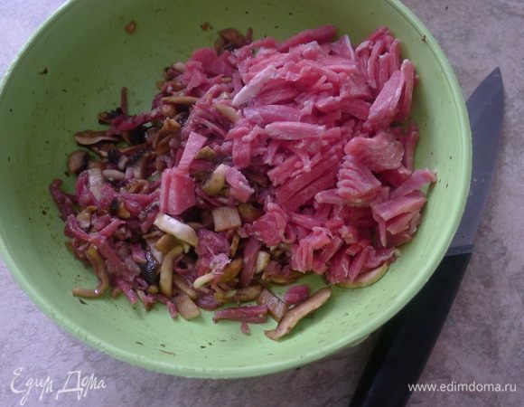 У грибов шиитаке удаляем ножку, шляпку нарезаем тонкими полосками. Говядину хорошо промываем от крови (в корейской кухне это очень важный шаг), мелко режем ножом, либо в процессоре (почти фарш). Грибы и мясо складываем в чашку  и добавляем специи: соевый соус - 2 ст.ложки, кунжутное масло - 2 ст.ложки, сахар - 1 ст. ложка, чеснок, черный перец. Убираем в сторонку на 30 минут.