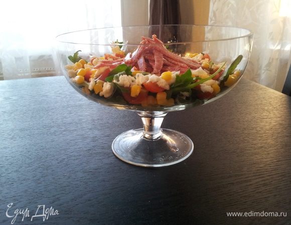 Салаты нарезаем, сверху кладём кукурузу(можно горошек). Режем черри на 4 части, укладываем сверху. Трём моцарелу на мелкой тёрке или руками на маленькие кусочки. Режем тонкой соломкой салями и кладём на самый верх. Поливаем маслом и соком лимона Вот и всё! вкуснотища готова! Всем приятного аппетита!