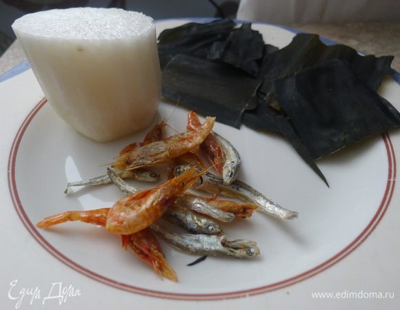 Пока мясо с грибами маринуется займемся бульоном. Если у вас есть возможность достать все ингредиенты, то нам понадобится это: