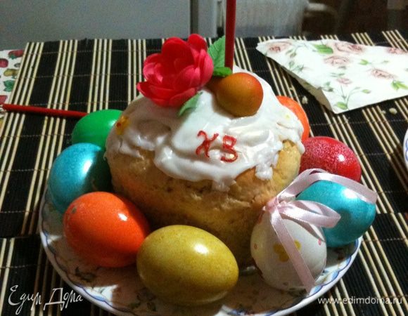 8. Когда кулич остынет приготовьте глазурь - я обычно смешиваю сахарную пудру и лимонный сок. Ну и конечно украсьте - я брала вафельные цветы, марципановые фрукты и различные мелкие бусинки.