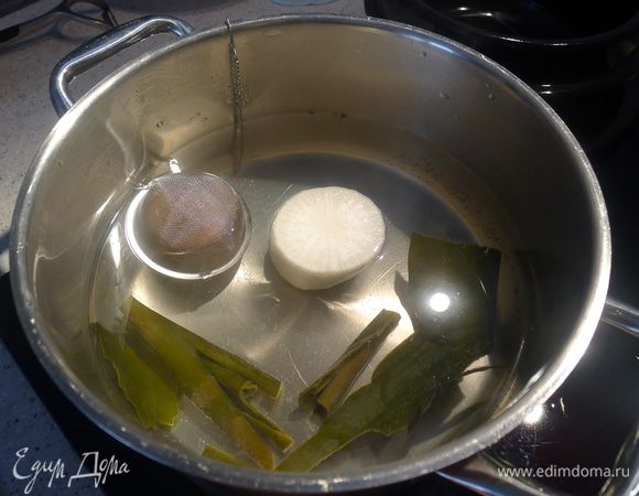 В кастрюлю наливаем 2-2,5 литра воды, даем ей закипеть, и погружаем в нее ламинарию, редьку, креветки и анчоусы. Я купила в Корее такое специальное "ситечко" =) (как называется, не знаю. расскажите, кто знает), в нее я положила креветки и анчоусы, чтоб не испортили прозрачность нашего бульона.
После 10 минут кипения, удалите водоросли. Продолжайте варить еще 10 минут, затем выловите из бульона всё. Добавьте 3 ст. ложки соевого соуса и соли по вкусу.   