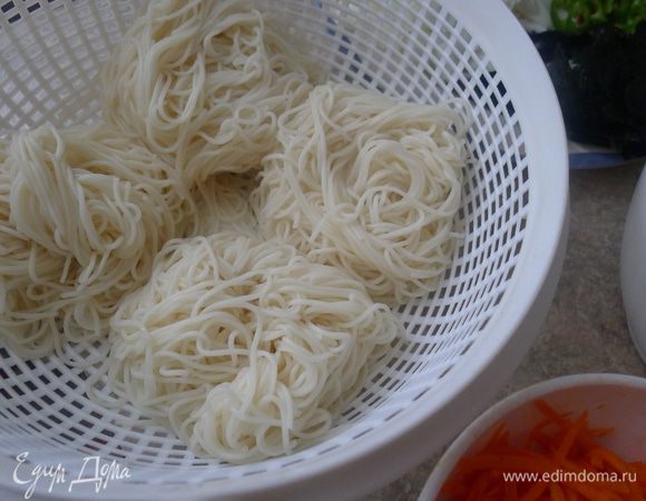 Кабачок и морковку нарезать соломкой, не слишком тонко. Разложить в чашки по-отдельности, слегка посолить. Оставить на 10 мин. Лапшу (сколько в руке поместиться) опустить в кипящую воду, слегка помешать её, не давая ей слипнуться. Как только начнет сильно кипеть, добавить чуток холодной воды. И так три раза (на большом огне). Откидываем лапшу на дуршлаг, хорошенько промываем холодной водой. Даем воде стечь, и сворачиваем лапшу  порционно. 