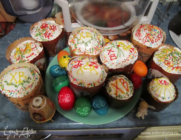 смесь №1 
вскипятить 1 стакан молока 
отдельно 
0,5 стакана муки+0,5 ст.молока-хорошо размешать и добавить в эту смесь вскипяченного молока(1 ст)(получается заварное тесто), даем остыть этой смеси до парного молока , как только остыло +70гр дрожжей+1 стакан сахара+1 чайная ложка соли(без горки),все хорошо перемешать и ставим на паровую баню)[/color] 
паровую баню я делаю так: 
когда закипает в кастрюле вода, я переворачиваю на кастрюле крышку, на крышку кладу полотенце и ставлю на так называемую баню миску с тестом 
если несовсем понятно написала, могу сделать фото... 
это делаю для того,чтобы тесто быстрее подошло...можно просто поставить в теплое место...но эта баня ускоряет процесс...пока тесто поднимается..делаем смесь №2(вы увидите когда тесто подойдет...будет "шапка" 
смесь №2 
10 яиц(из 10 3 белка оставляем на крем),взбить миксером+1,5 стакана сахара 
и добавляем подошедшую смесь №1 
все хорошо взбить миксером+200 гр. растопленного маргарина+0,5 стакана изюма+ванильный сахар+2 стакана муки-хорошо перемешать и добавить ещё 2 стакана муки.-взбить и оставляем в тёплое место подходить... 
примерно через 40-30 мин. будет первый подход...смазать руки растительным маслом..хорошо замесить..опять даем подойти...через 40-60 мин...готовим формочки...смазываем маслом...опять замешиваем тесто и уже кладем тесто в формочки-тесто будет не тугое...смазываем руки маслом и в каждую формочку положить тесто ..ставим уже в формочке подходить..мин.30-40..и вот только теперь ставим в духовку... 
я считаю..что приготовление куличей это долгий и трудоемкий процесс..но от этих куличей получаешь огромное удовольствие и в приготовлении и поедании... 