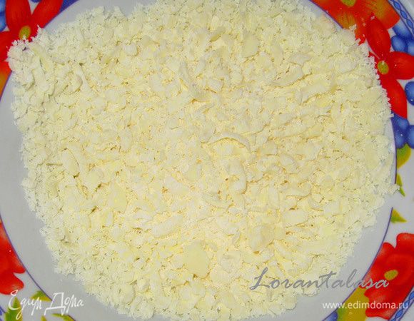 Шоколад потереть на крупной терке.