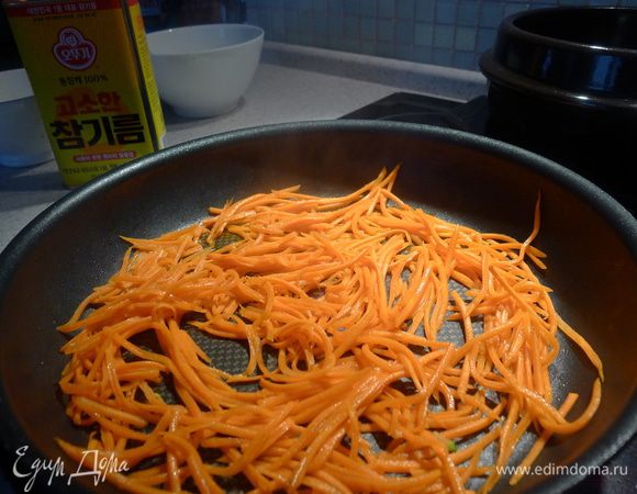 Обжарить 30 сек. морковь.