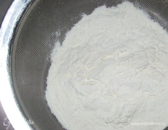Просеять муку, добавить в нее соль .