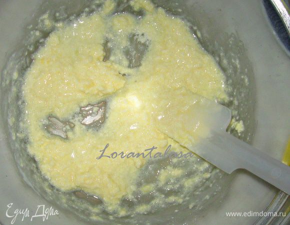 Добавить яйцо, сметану и шоколад.