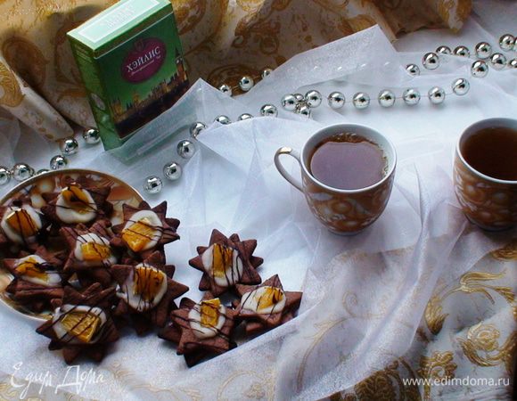 Далее раскатать тесто в пласт толщиной 5 мм.  
Разогреть духовку до 180 °С. С помощью разных формочем (у меня звездочки) вырезать из теста кружки. Два противня смазать маслом. застелить пергаментом и выложить печенье. Выпекать 10-12 мин. 
Оставить на 15 мин. на противне, затем переложить на решетку и дать полностью остыть. 
Смешать сахарную пудру с апельсиновым соком. Должна получиться густая смесь. 
Шоколад поломать руками на маленькие кусочки и, помешивая, растопить на водяной бане. Далее я захотела собрать немного в кучку наши звезды и сделать вот такой цветочек. Скрепить можно между собою капелькою глазури с апельсинового сока и пудры. Дать немного схватится и начинать украшать верх.
На печенье сверху чайной ложкой выложить апельсиновую глазурь и дать застыть. Украсить тонко нарезанными апельсиновыми дольками. Затем тонкими полосками заштриховать растопленным шоколадом.
Приятного чаепития) 