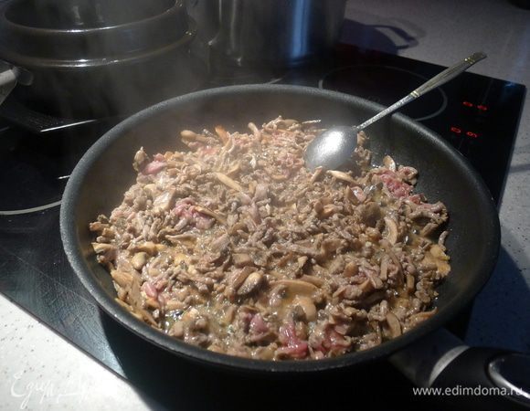 Жарим мясо с грибами до готовности.
