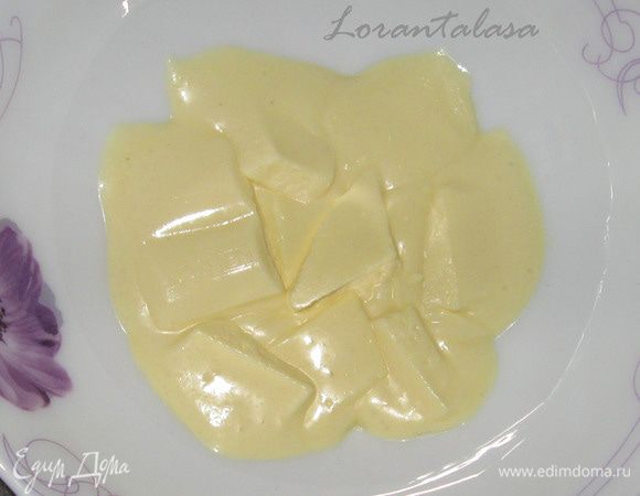 Растопить на водяной бане шоколад.