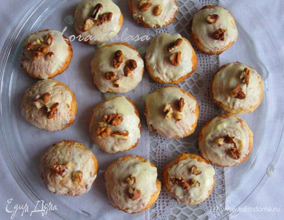 Еще горячими печенья обильно смазать при помощи кисточки шоколадом и посыпать орехами.