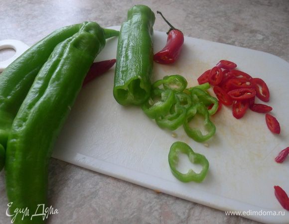 Точно также на медленном огне печем блинчик из белка. Смотрите, чтоб не зажарился. Затем режем острый перчик колечками.