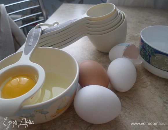 Теперь давайте сделаем украшения для куксу. У яиц отделяем желтки от белков. Размешиваем по-отдельности.