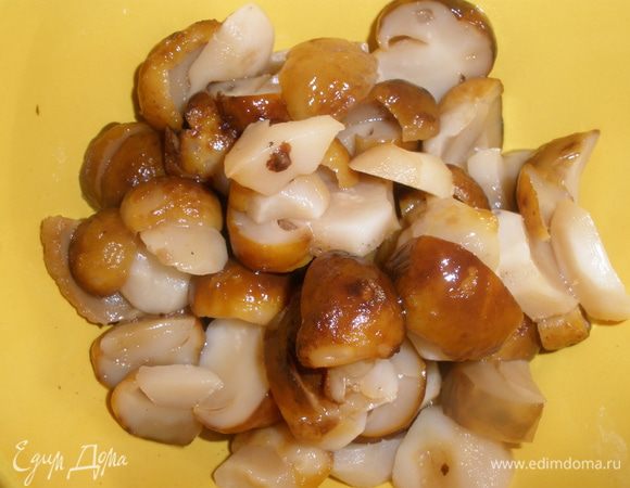 Грибы разморозить и нарезать на тонкие ломтики. 