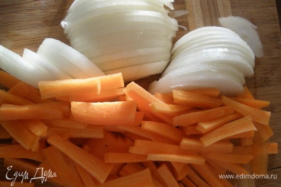 Лук нарезать полукольцами, а морковь соломкой.