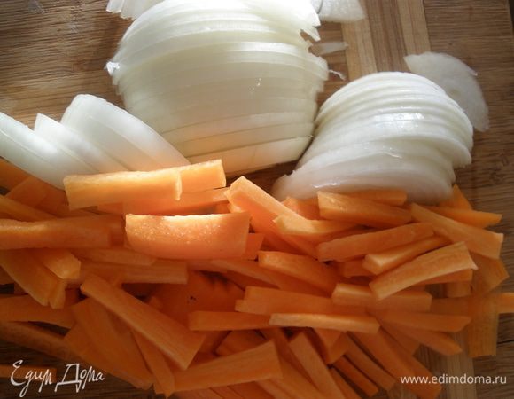 Лук нарезать полукольцами, а морковь соломкой. 