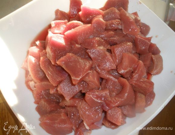 Говядину нарезать на мелкие кусочки, обжарить в разогретом масле до коричневой корочки (около 6 минут). 