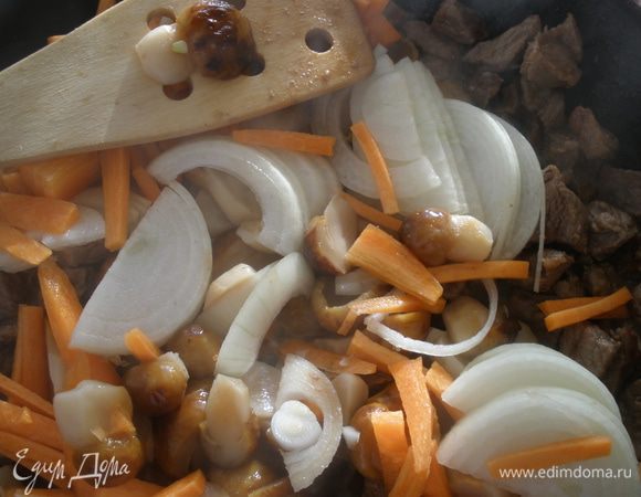 К мясу добавить овощи и грибы, готовить еще 7 минут. 